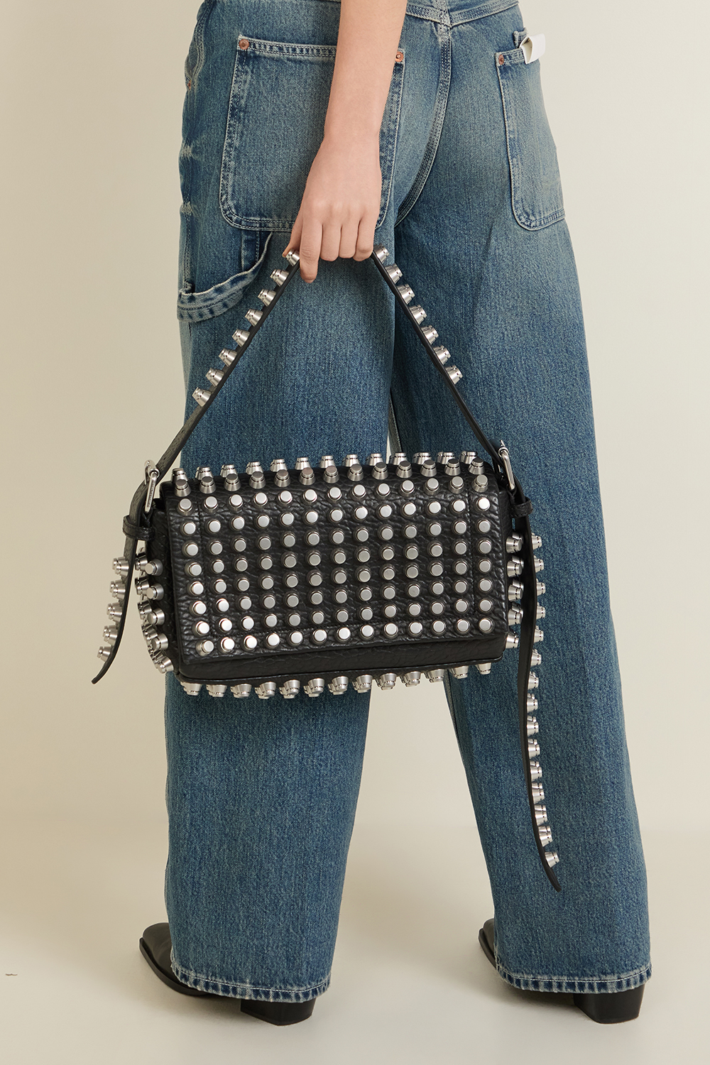 תמונת כל הלוק של תיק ALEXANDER WANG
